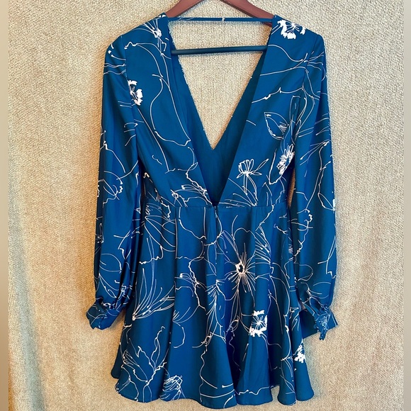 Keepsake The Label  V-Neck Mini Dress size small - Picture 3 of 13